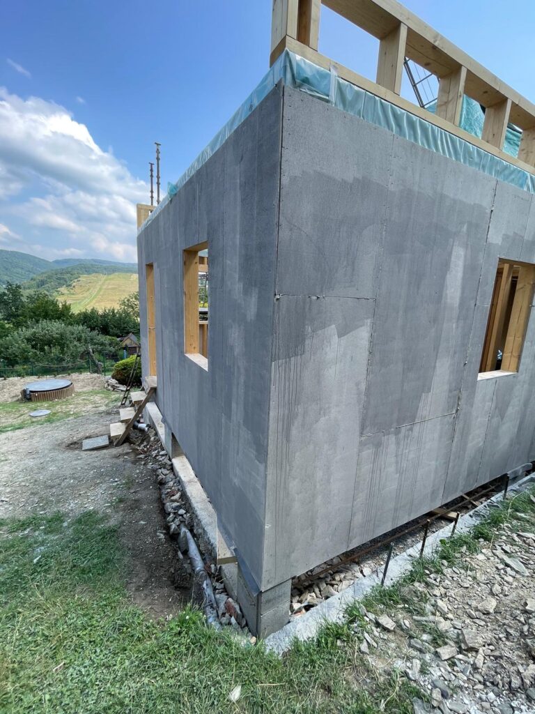 Dřevěná fasáda přístavby domu s přírodním vzhledem a moderním designem.