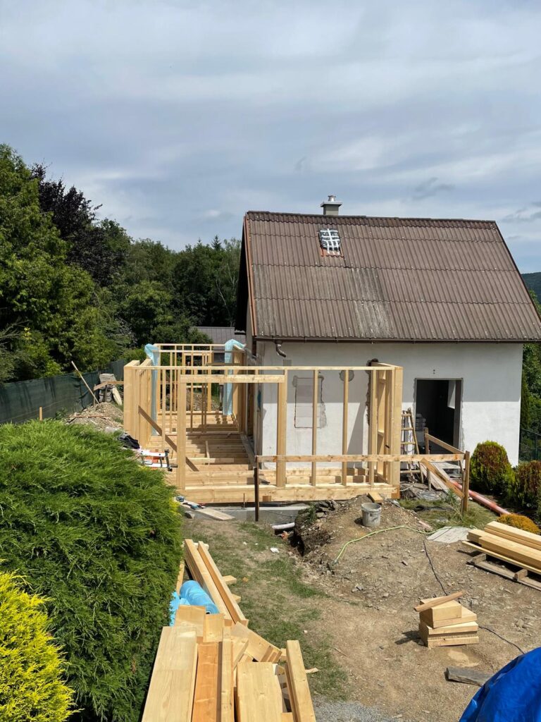 Detail konstrukce dřevostavby během výstavby přístavby okolo domu.