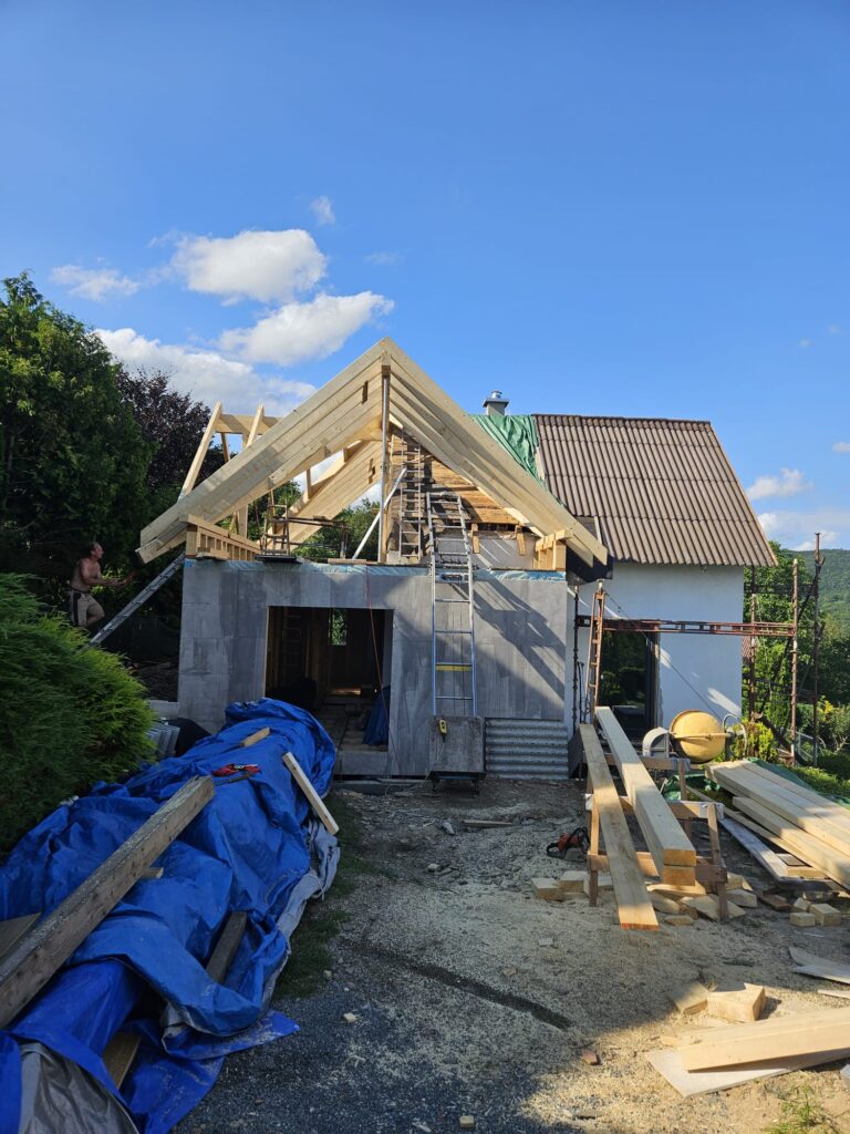 Střešní konstrukce při výstavbě dřevostavby.